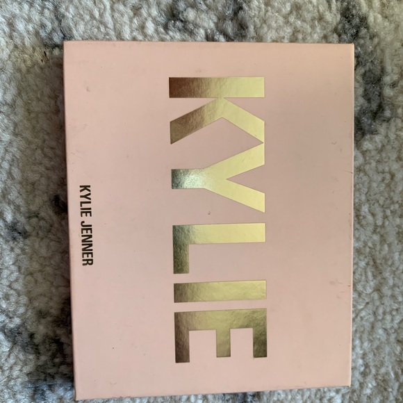 Makeup - Picture 2 of 2